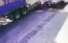 Video quay khoảnh khắc xe container va chạm với xe đạp khiến một người tử vong tại Nghệ An