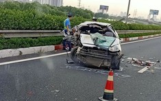 Tông vào đuôi ô tô tải trên cao tốc Pháp Vân - Cầu Giẽ, xe con Hyundai Grand i10 bị vò nát