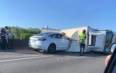 Xôn xao với video Tesla Model 3 đâm thẳng vào thùng sau của chiếc ô tô tải lật trên cao tốc
