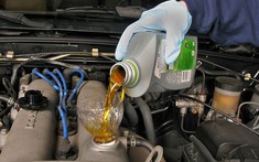 Xe đi bao nhiêu km thì thay nhớt? Ô tô để lâu không chạy có cần thay dầu không?