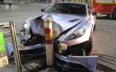 Nữ tài xế lái Aston Martin Vanquish gây tai nạn rồi bỏ trốn để lại siêu xe cùng chủ nhân tại hiện trường