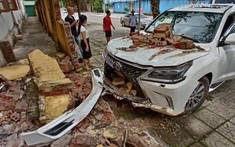 Quảng Ninh: "Chuyên cơ mặt đất" Lexus LX570 biển tứ quý tông sập bức tường trường học cấp 2