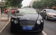 Sợ tông vào xe siêu sang Bentley, tài xế Kia đánh lái đâm trúng xe Mercedes-Benz