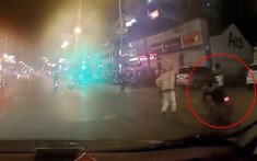 Video: "Trẻ trâu" chạy xe máy không mũ bảo hiểm lạng lách thông chốt CSGT tại Hà Nội