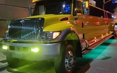 Colossus Limo - "Hộp đêm di động" đúng nghĩa với chiều dài 12 mét và chỗ ngồi cho 27 người