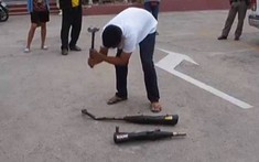 Thái Lan: 60 "quái xế" phải tự tay cầm búa đập bẹp pô độ nếu không muốn bị giam xe
