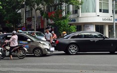 Video: Taxi va quẹt với Rolls-Royce Ghost tại Hà Nội, cư dân mạng lo cho "túi tiền" của lái xe taxi