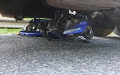 Nam thanh niên tử vong sau cú va chạm với xe tải, chiếc Yamaha Exciter 150 "tan nát" dưới gầm ô tô