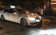 Hà Nội: BMW 7-Series hư hỏng nặng đầu xe sau va chạm với xe taxi