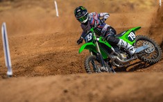 Cào cào Kawasaki KX250 2021 được giới thiệu với sức mạnh mới, nhẹ và "ngon" hơn