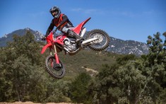 Sau Yamaha, Honda tung ra cặp đôi cào cào chuyên nghiệp Honda CRF450R và CRF450RX 2021