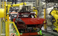 Khám phá nhà máy đầy rô bốt và quá trình lắp ráp Porsche Taycan Turbo S