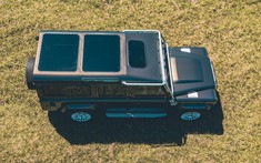 Ngắm chiếc Land Rover Defender độ cửa sổ trời khổng lồ, lắp máy V8 sản sinh 430 mã lực