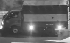 Video: Lợi dụng trời tối, tài xế cho xe tải chạy ngược chiều và đi lùi trên cao tốc Hà Nội - Hải Phòng