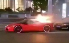Video: Siêu xe Ferrari 458 Italia hơn 13 tỷ đồng cháy bên đường khiến xe Audi bị vạ lây