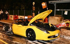 Siêu xe Ferrari 458 Italia hơn 10 tỷ đồng cháy rụi nửa thân xe vào lúc rạng sáng tại cao tốc ở Hong Kong