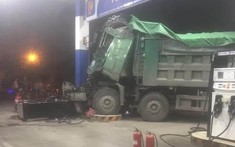 Video: Sau va chạm với xe tải, xe ben lao vào trạm xăng với cabin xe nát bét