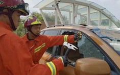 Để chìa khoá cùng đứa con trai trong xe Porsche Cayenne, người cha cầu cứu đội cứu hoả giúp đỡ