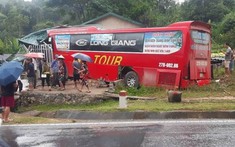 Điện Biên: Xe khách mất lái lao vào nhà dân bên QL279 khiến hàng chục hành khách la hét