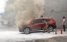 Video: Xe Nissan bốc cháy như đuốc trước cây xăng ở Hà Nội khiến người đi đường hoảng sợ