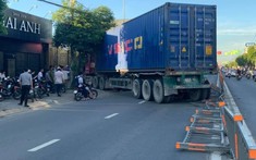 Củ Chi: Xe container mất lái lao qua làn đường ngược chiều tông vào xe tải và xe máy