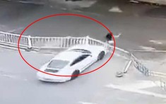 Video: Nữ tài xế cố tình lái xe Porsche tông vào người phụ nữ đi bộ