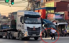 Video: Người phụ nữ tử vong tại chỗ sau va chạm với xe container tại ngã tư ở Hải Dương