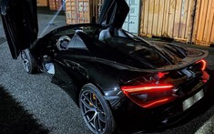 Video: Siêu xe McLaren 720S Spider màu đen duy nhất tại Việt Nam "gầm gừ" lúc mới khui công