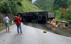 Xe tải lật nghiêng trên đèo Thung Khe khiến giao thông qua QL6 ùn tắc
