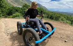 Cảm kích người đàn ông tự chế "xe lăn off-road" cho cô vợ khuyết tật