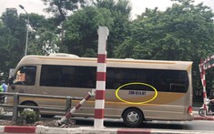Video: Ô tô khách đi lùi trên cầu vượt Thái Hà sau khi tông gãy thanh hạn chế chiều cao
