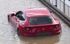 Xót xa với hình ảnh siêu xe Ferrari FF "chết đuối" trên con đường ngập nước