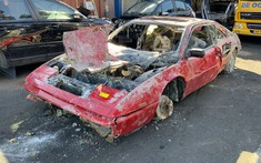 Chiếc siêu xe Ferrari Mondial bị ăn trộm được tìm thấy dưới mương nước sau gần 30 năm