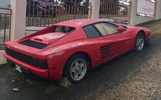 Siêu xe Ferrari Testarossa bị chủ nhân bỏ rơi, nằm dầm sương dãi nắng suốt 17 năm