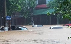 Mưa lớn tại Hà Giang khiến đường biến thành sông, hàng loạt ô tô bị ngập tới gần nóc