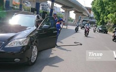 Vì sao xe ô tô không thể kéo đổ cột bơm xăng khi tài xế quên tháo vòi bơm?