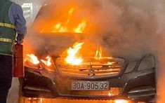 Xe sang Mercedes-Benz E-Class bất ngờ bị "hóa vàng" trên cầu Bạch Đằng