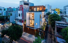 Ngôi nhà phố 3 tầng ở Sài Gòn với cửa vào "tàng hình"