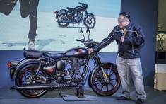 Ngỡ ngàng trước vẻ đẹp của Royal Enfield Classic 500 Stealth Black Edition