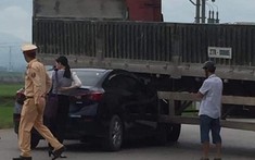 Video: Xe container lùi thiếu quan sát, cuốn Mazda3 do nữ lái vào gầm tại Điện Biên