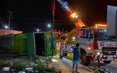 Video quay khoảnh khắc chiếc xe bồn chở thức ăn gia súc lật ngang tại Đồng Nai