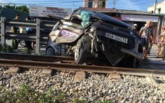 Hà Nam: Nữ tài xế lái taxi băng qua đường sắt, bị tàu hỏa tông trúng khiến 1 người tử vong