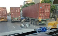 Hải Dương: Ô tô con bị kẹp giữa 2 xe container trên quốc lộ 5