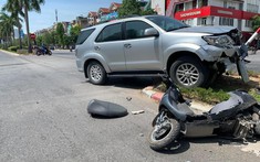 Toyota Fortuner biển xanh của Tỉnh ủy Nghệ An va chạm với xe máy điện, một cô gái bị thương nặng