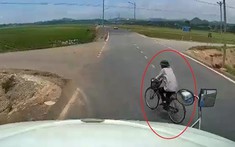 Video: Tránh người đàn ông đạp xe sang đường, xe container lao xuống ruộng tại Phú Thọ