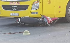 Khoảnh khắc người đàn ông đi xe máy sang đường, bị ô tô khách tông trúng tại Quảng Bình
