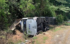Quảng Bình: Ô tô khách chở đoàn cựu học sinh đi tham quan bị lật, ít nhất 13 người tử vong