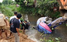 Thái Bình: Máy xúc trượt khỏi xe phooc và lật xuống sông, tài xế bị đè chết thảm