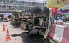 Video: Ô tô tải mất phanh, tài xế cho xe lật để không đâm vào người đi đường