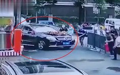 Video: Xe Mercedes-Benz đón dâu tông tử vong 2 chị em ruột, lễ cưới vẫn diễn ra sau đó